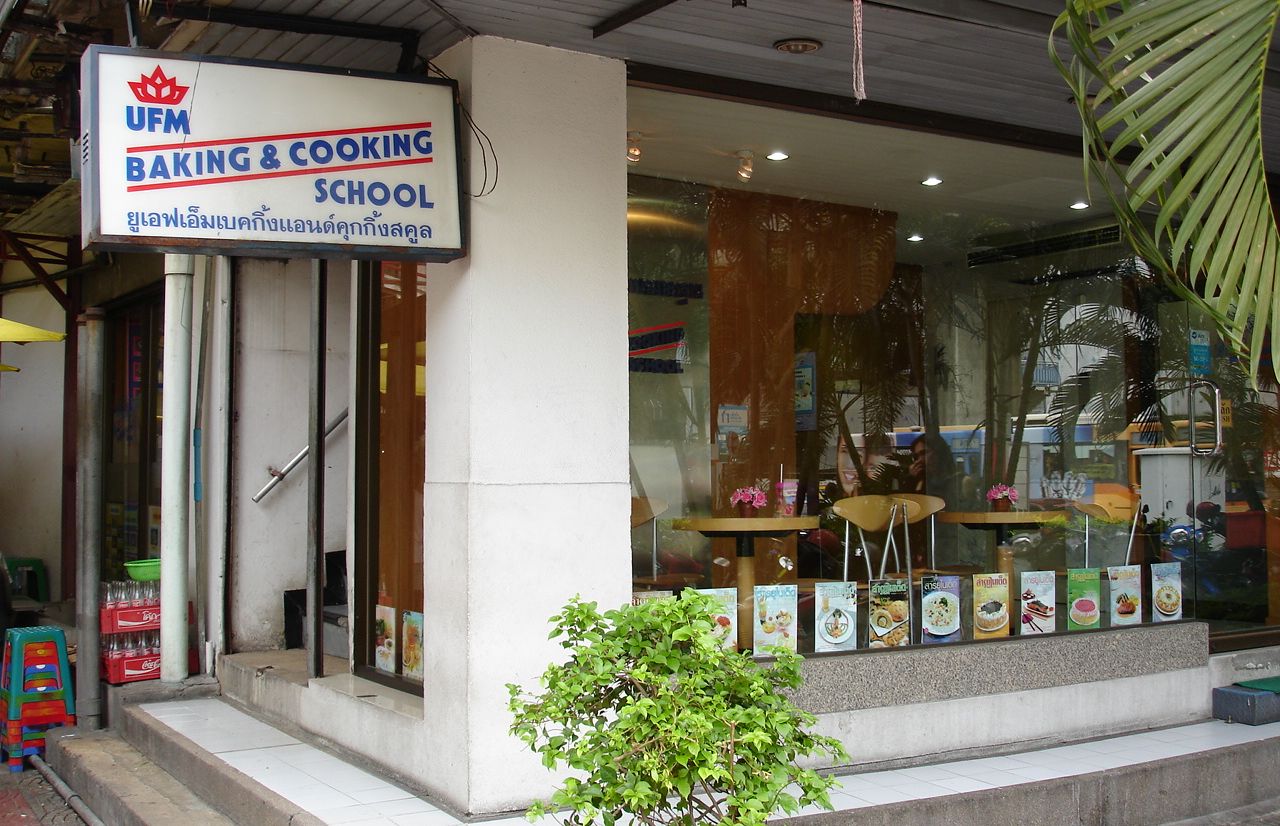 有許多外國人來UFM學校學泰式料理。