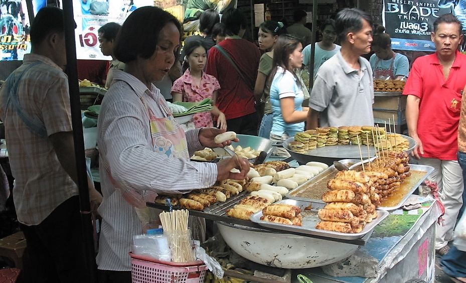 泰國路邊常見的烤香蕉攤。
