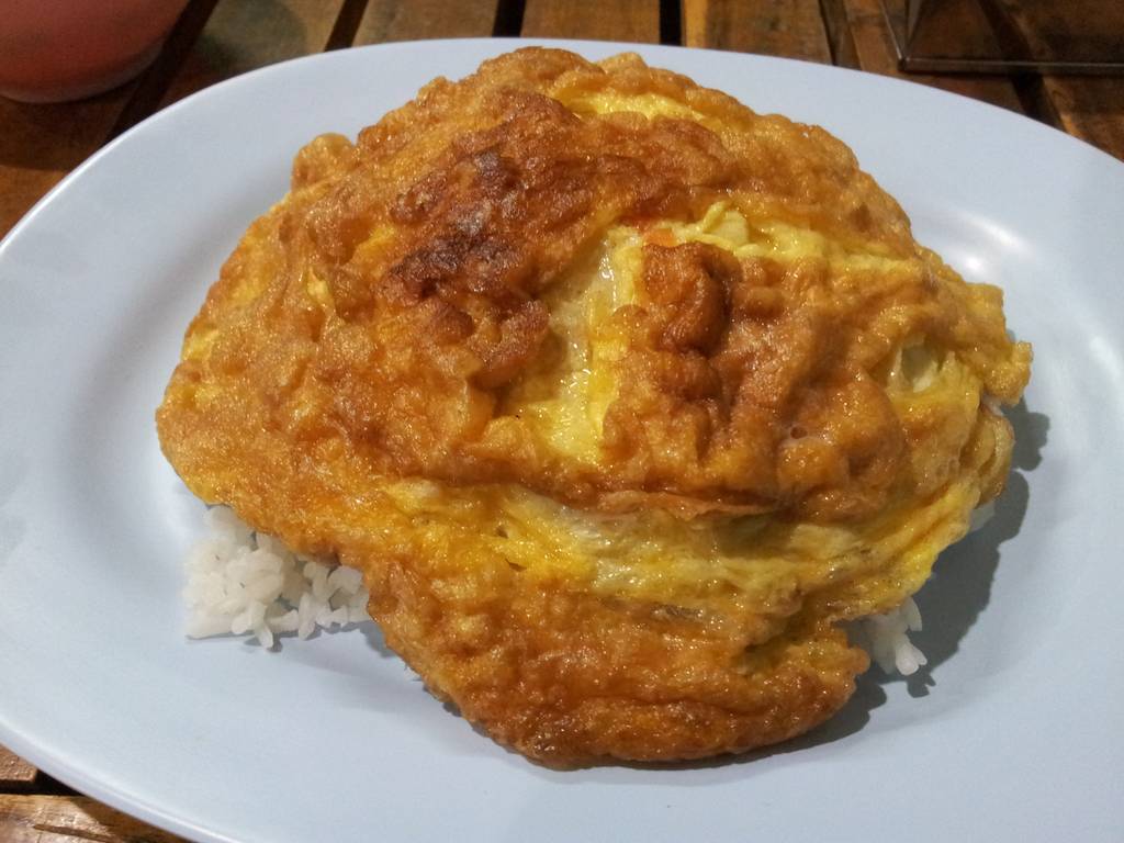 泰國最平民的飯食—煎蛋飯。（摘自網站）