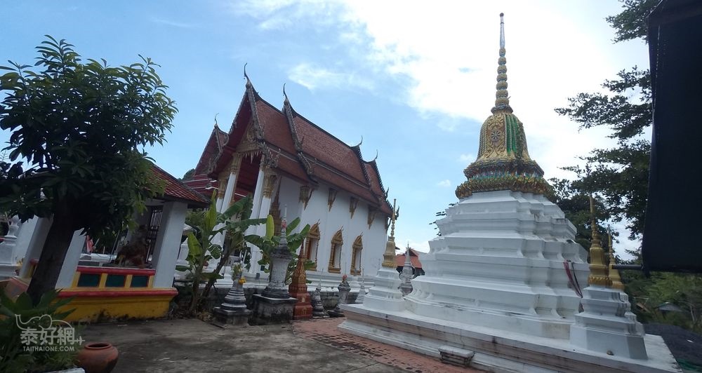 Wat Chimphli也是島上的寺廟。