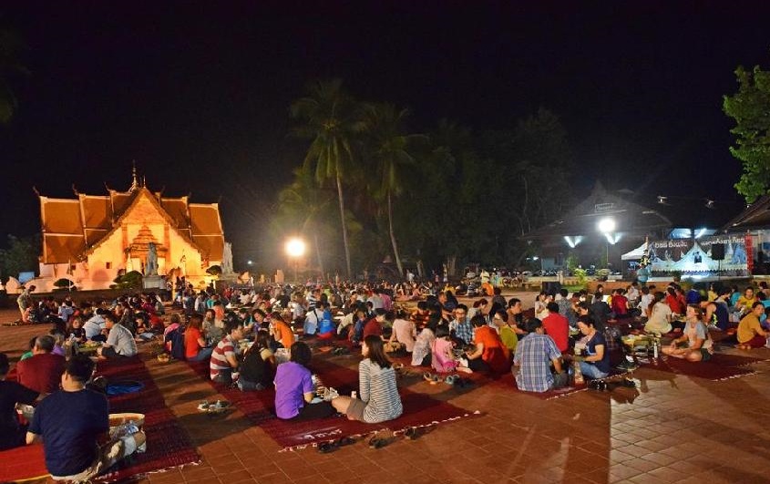 旁邊就是難府假日夜市，許多遊客會購買夜市美食在寺廟廣場席地享用。