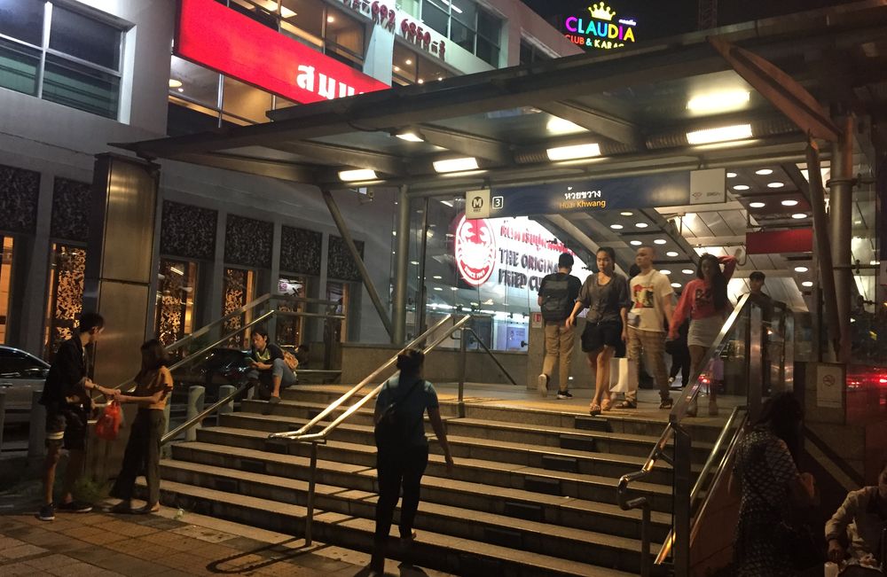 MRT的3號出口，往後走左轉就是夜市