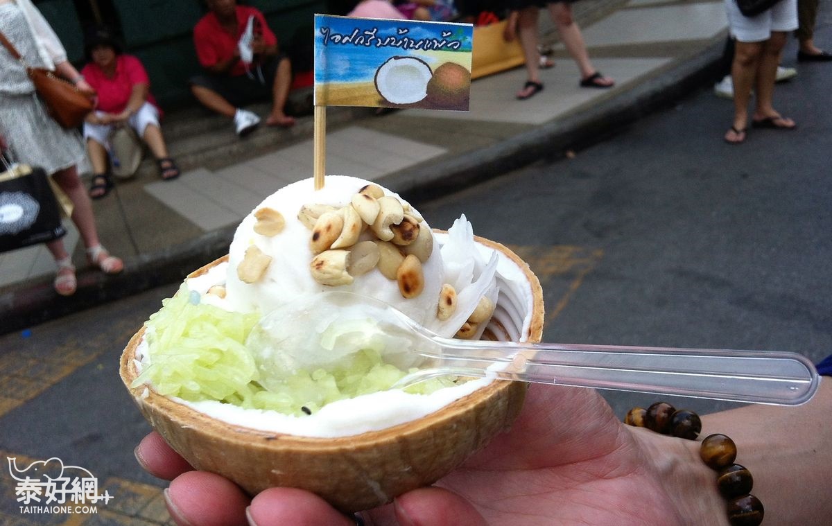 在恰圖恰周末市場，不難看見有人拿著椰子冰邊逛邊吃。