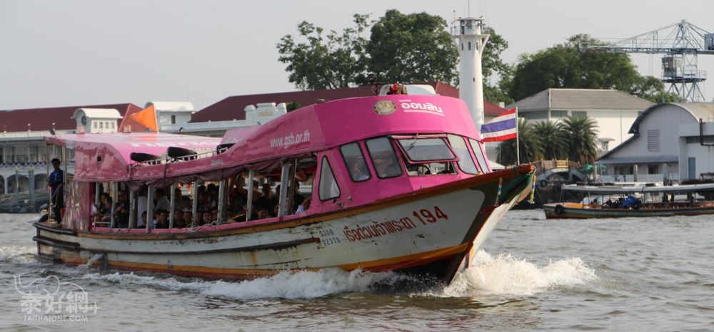 湄南河上的橙旗交通快船每天都有營運。