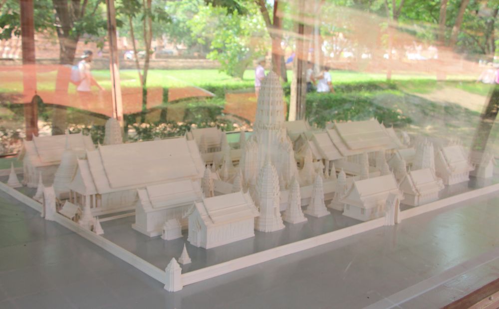 入口處擺放昔日瑪哈泰寺的模型。