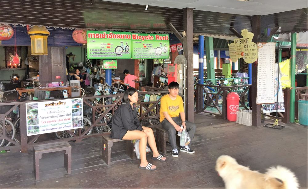 Bang Krachao碼頭上有租腳踏車的店。