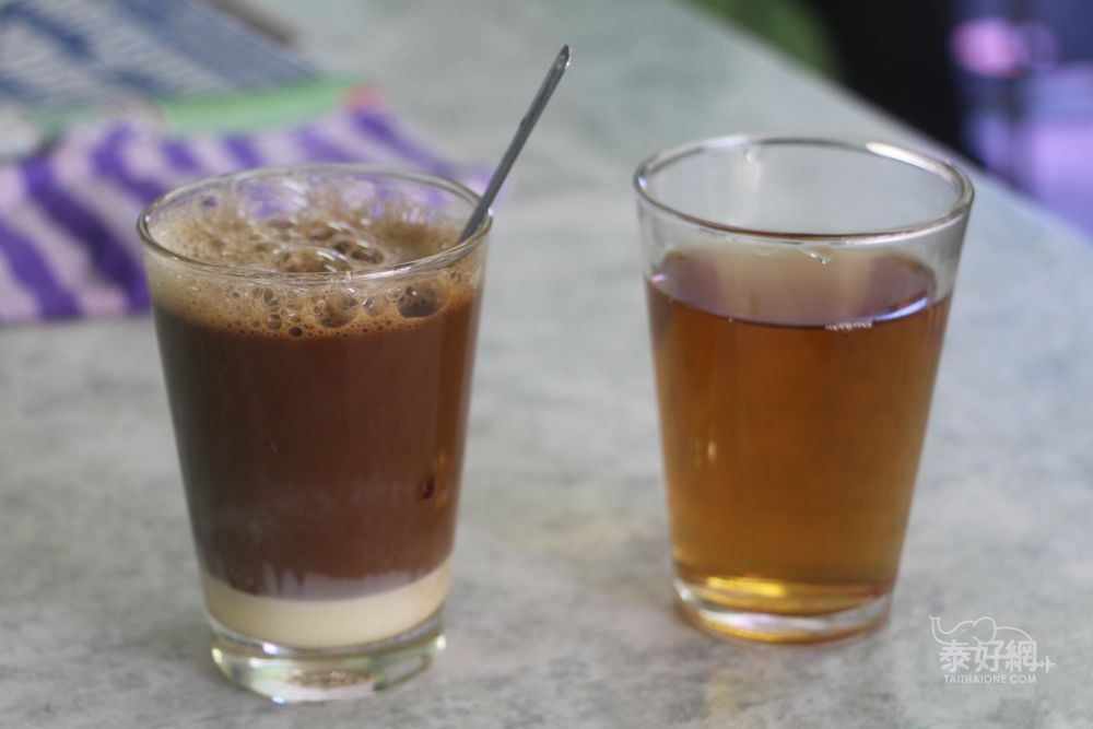 泰國古咖啡配熱茶一起喝。