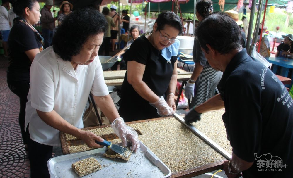 現做的花生芝麻糖，是大林江水上市場熱賣的零食。