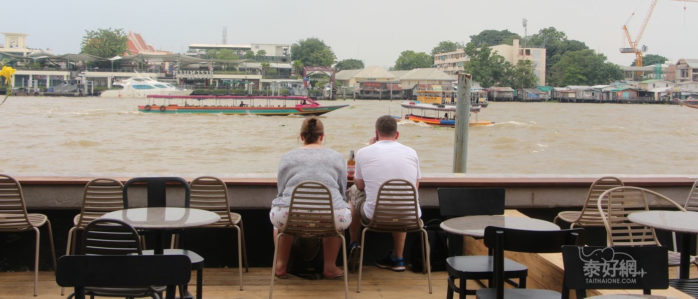 臨河畔的坐位可以180度的視野看兩岸風景。
