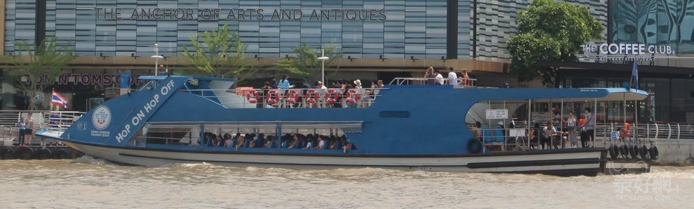 藍色旗子的觀光船。
