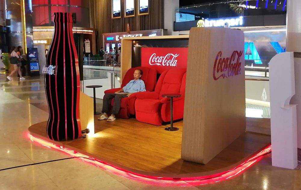 Siam Paragon電影院大廳展示可樂贊助的舒適座椅。