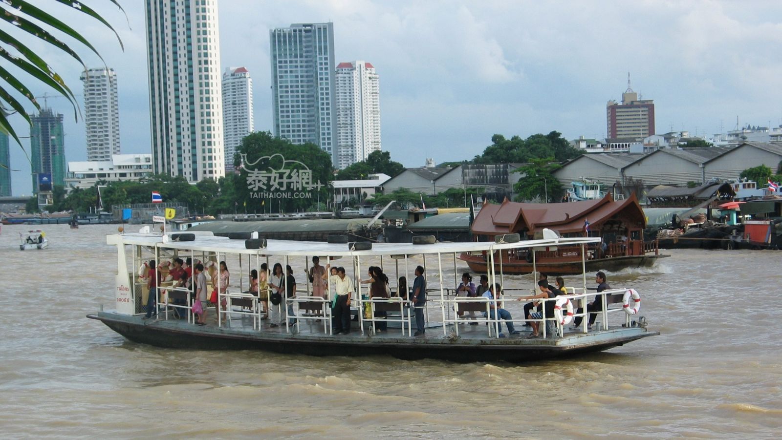 兩岸人民每天多次往來湄南河。