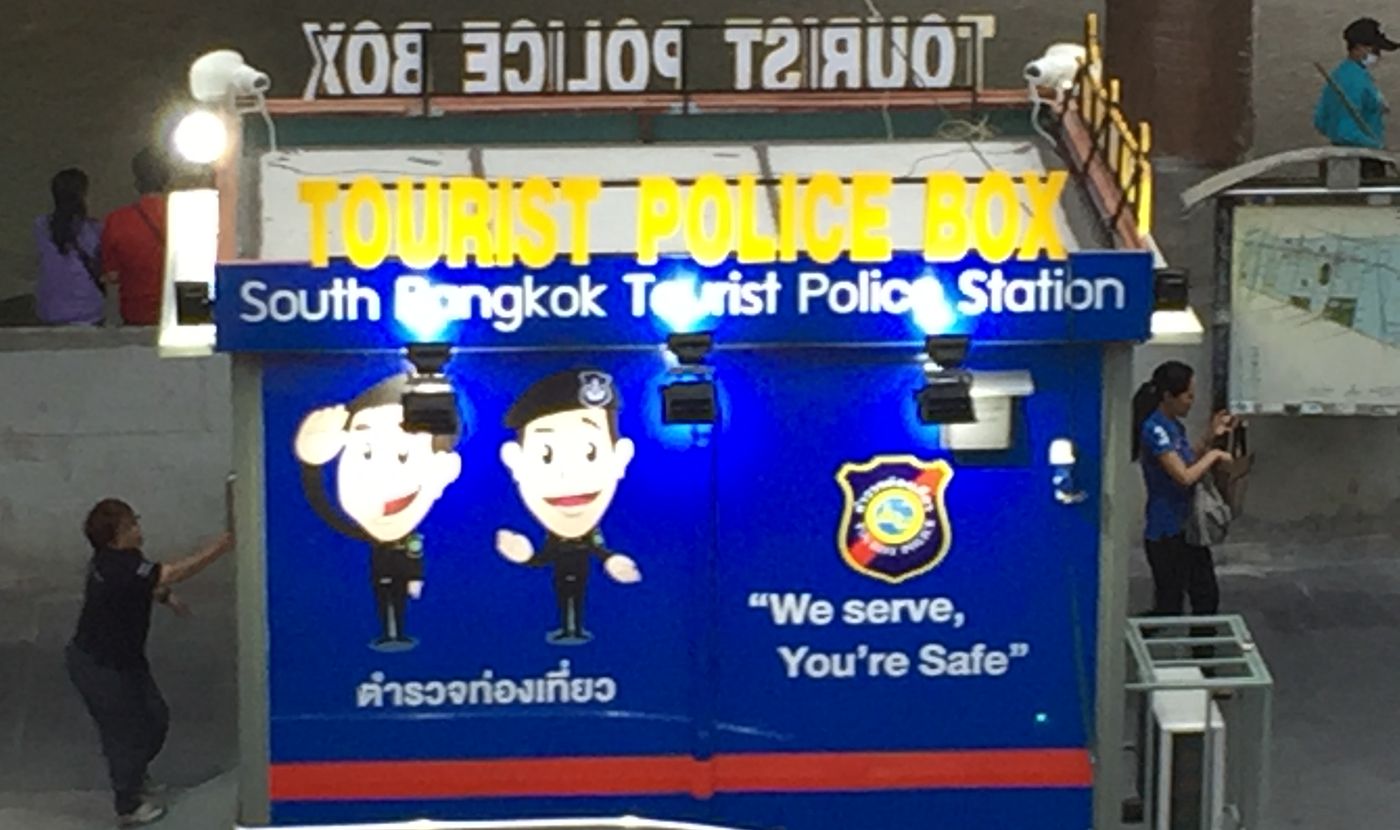 在ＭＢＫ的廣場前面，有旅遊警察站為旅客提供服務。
