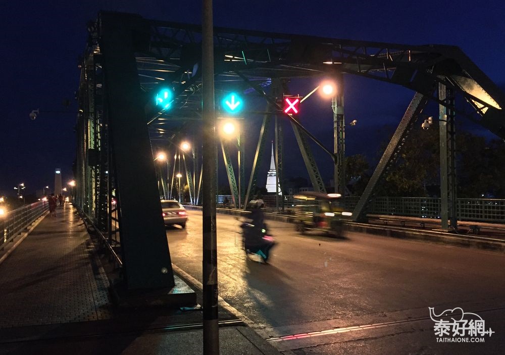 紀念橋晚上燈光微弱仍有車輛來往。