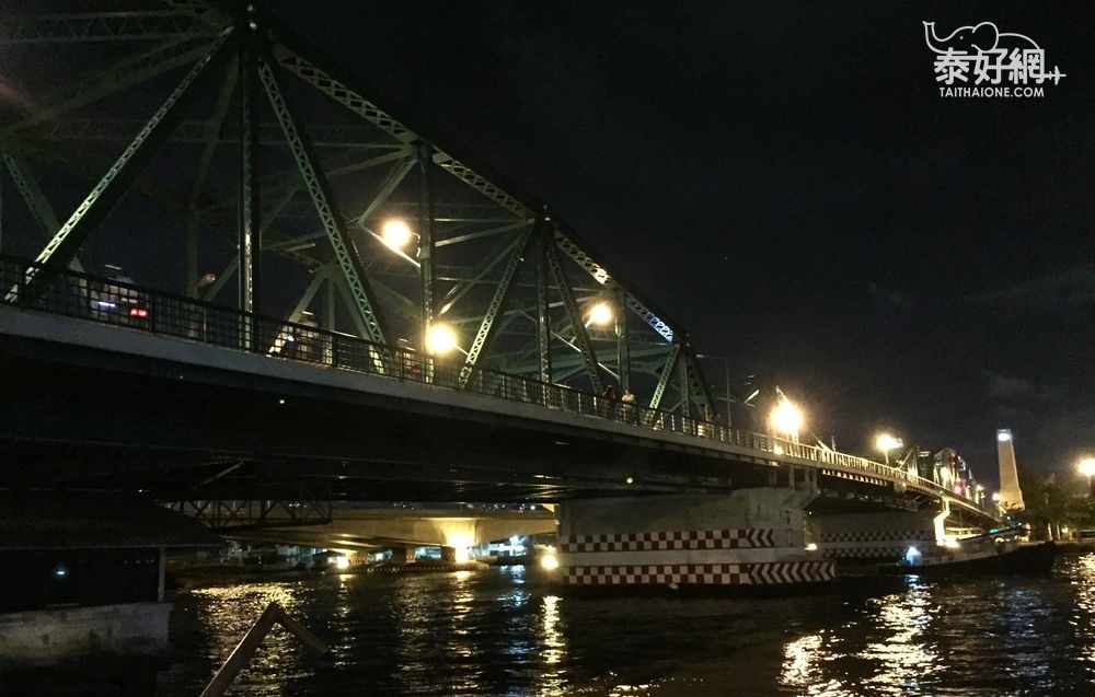 紀念橋夜晚有燈光照射，呈現不同的面貌。