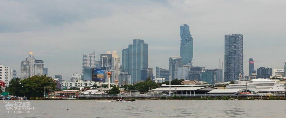 曼谷市區的湄南河下段，眾多的現代化建築。