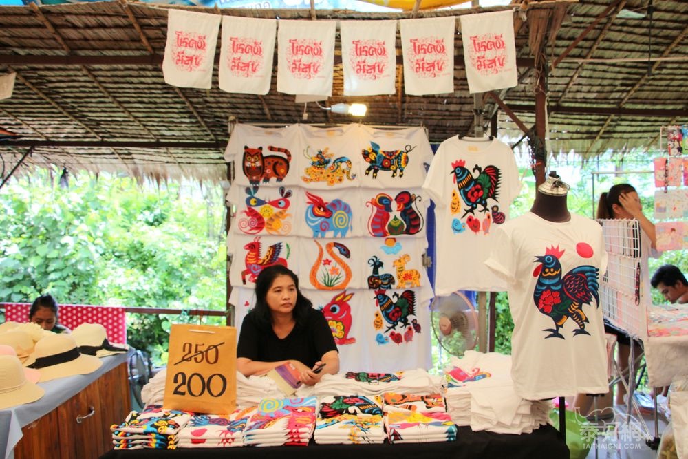 有泰國傳統圖案和色彩的T恤，1件200銖。
