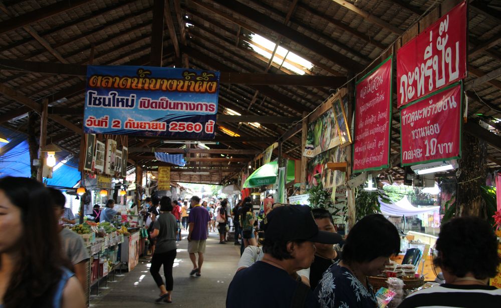 市場以泰國人為主，少很觀光客。