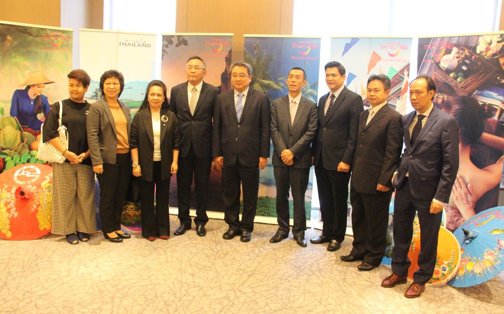 泰國觀光局東亞區副區長桑帝（左四）帶領35家業者來台交流。
