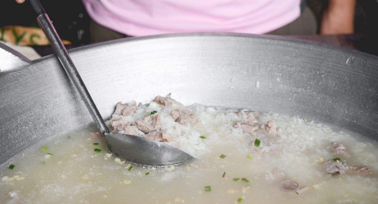 豬排骨粥店用熟米來熬成粥。