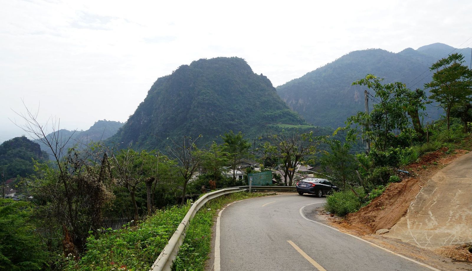 帕米村的路窄，開車得小心。