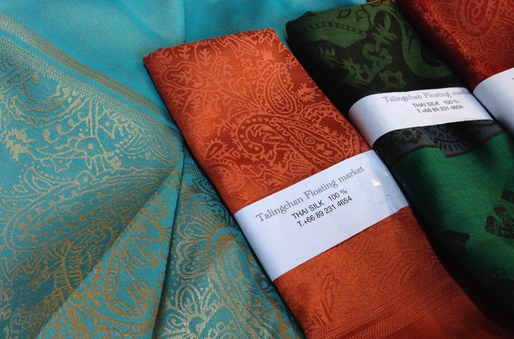 泰國傳統絲綢布料，大林江水上市場眅售。