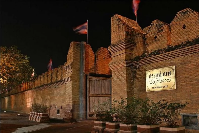 夜間的佩塔門。