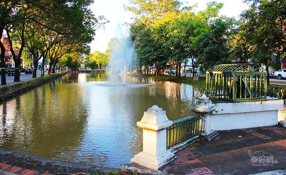 古城牆前的護城河。