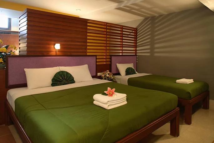 一大一小床的房間。