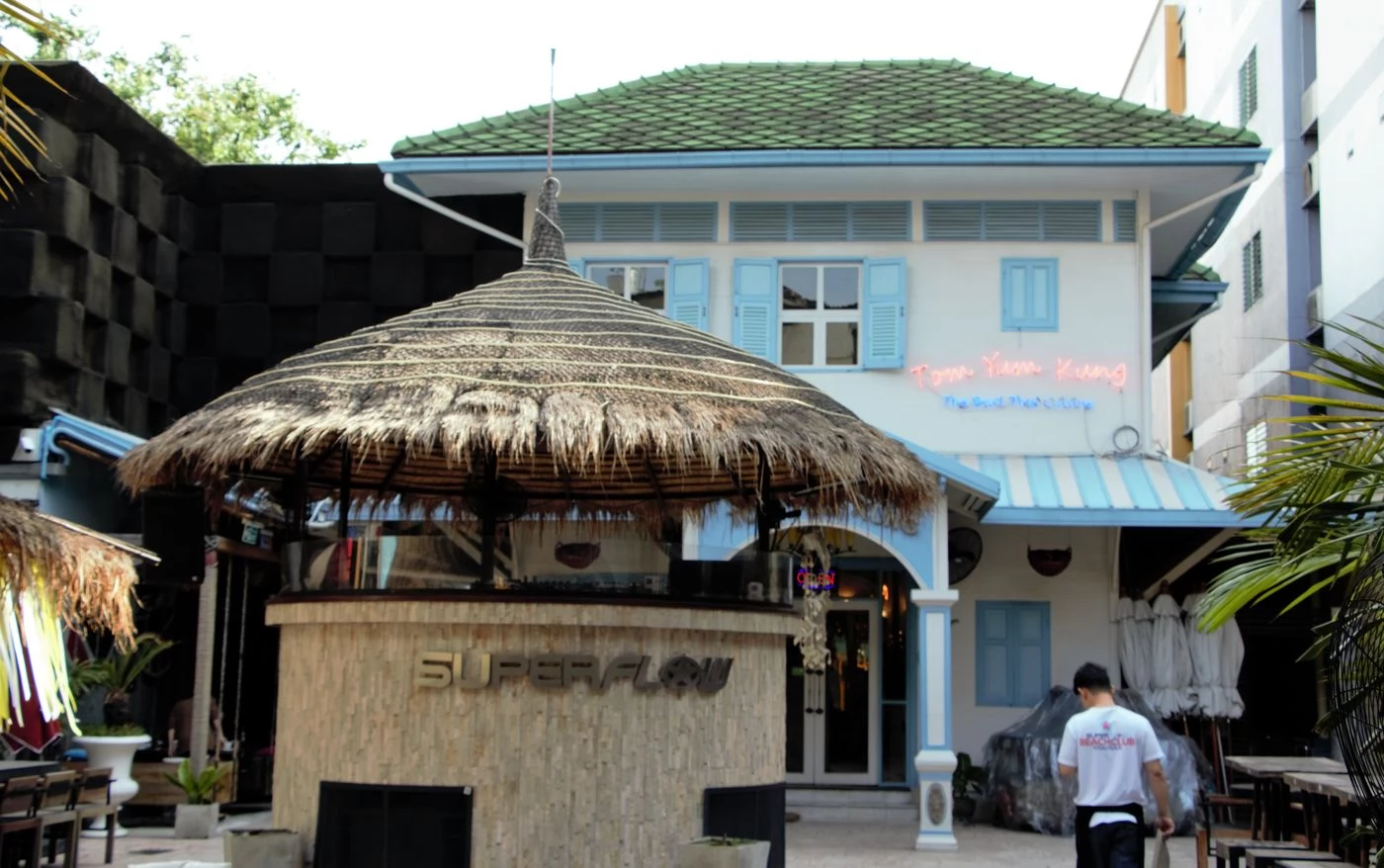餐廳移到原先True咖啡店的地方,重新改裝營業。