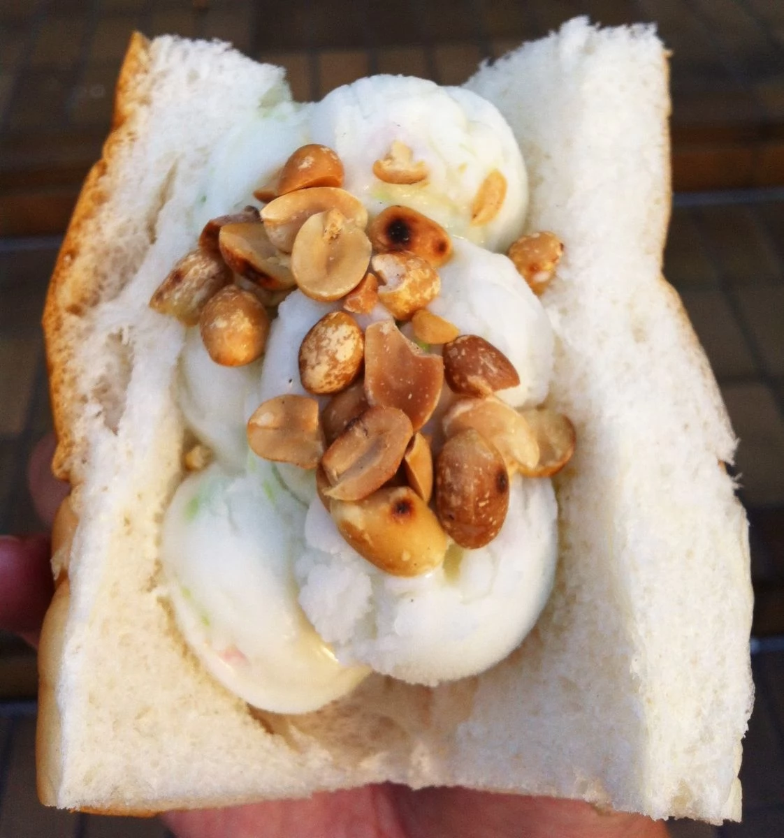 猜猜看,這麵包冰淇淋多少錢?答案是15銖。