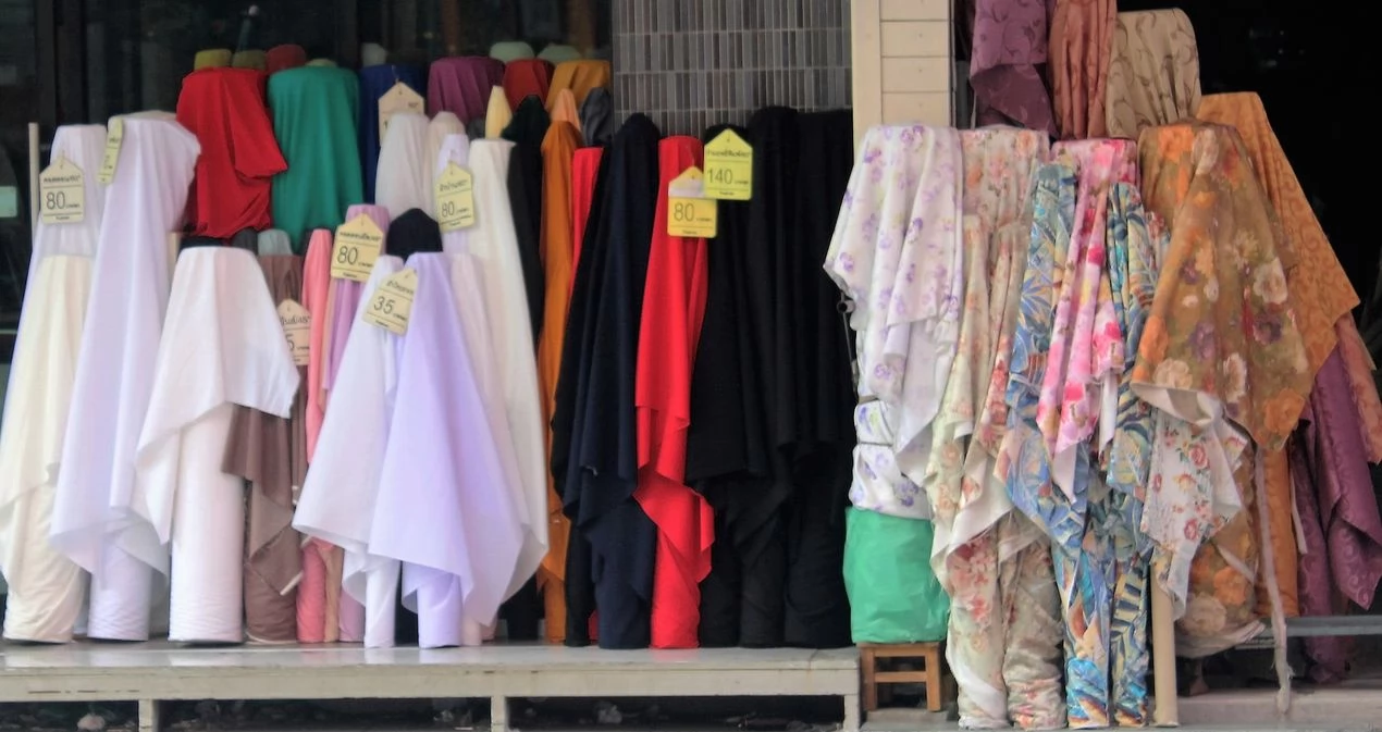 這裡有許多商店販賣布匹，以尺為計量單位。