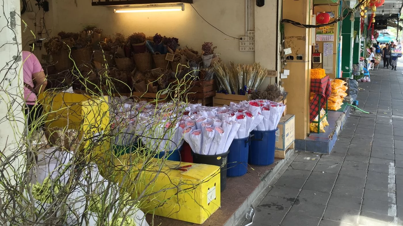 路邊商家批發引進各種鮮花。