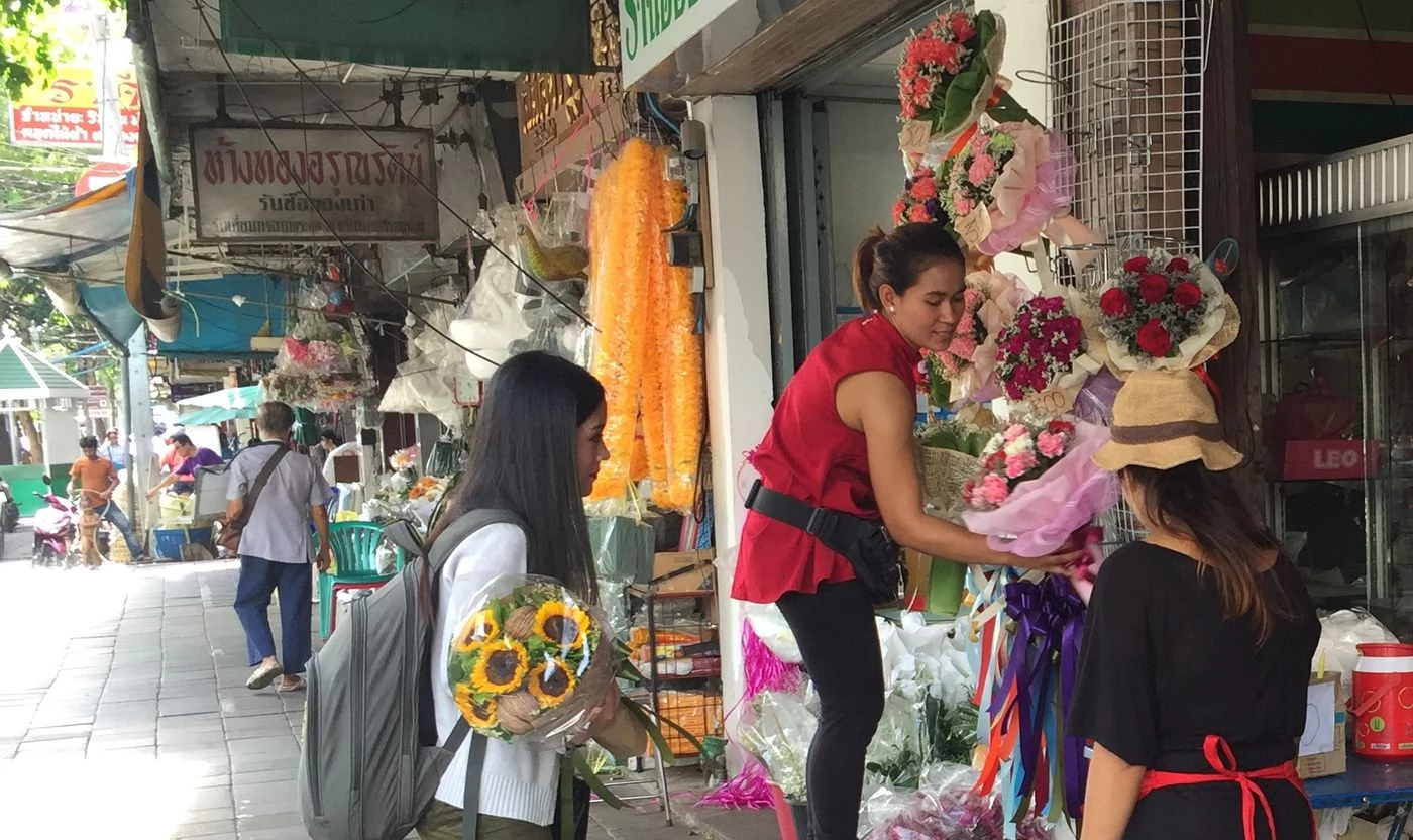 民眾購買包裝好的花絮。