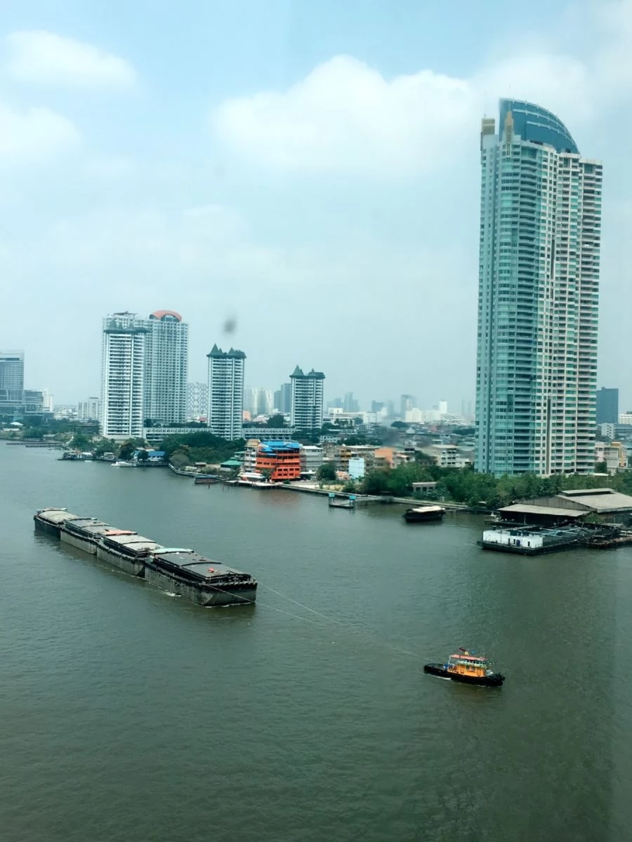 從房間看到的河景。