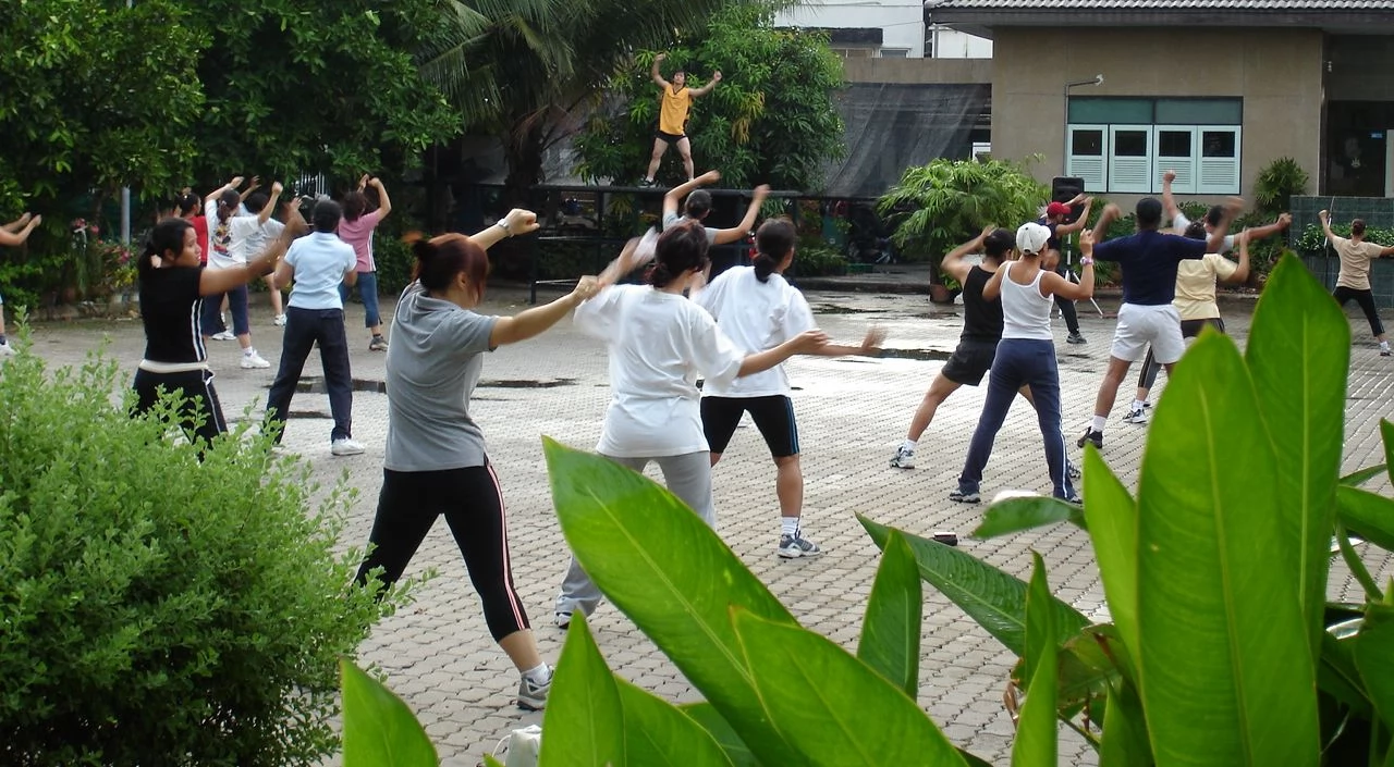 詩麗吉皇后公園裡，大家一起跟著台上老師跳。