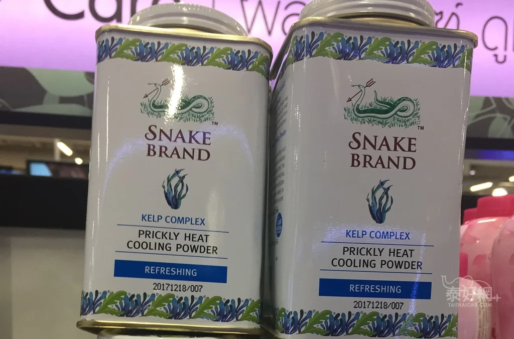 男生很享受海洋藍帶來的透心涼