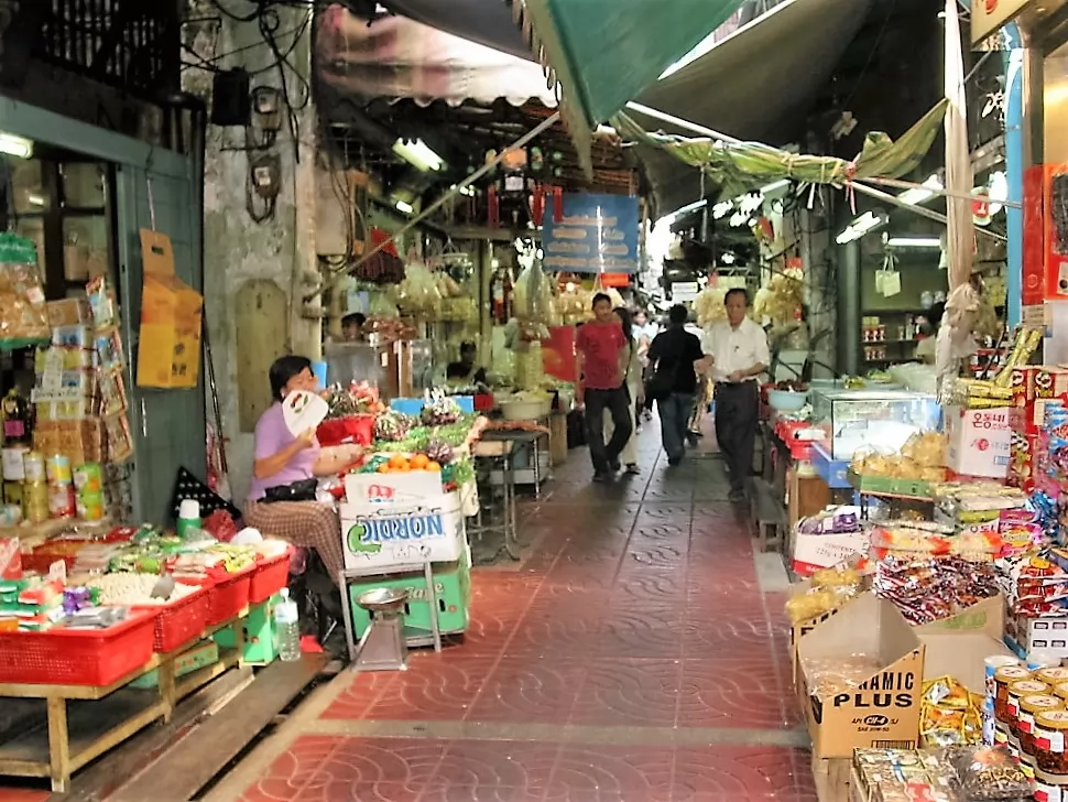 中國城巷道裡販售的南北雜貨。