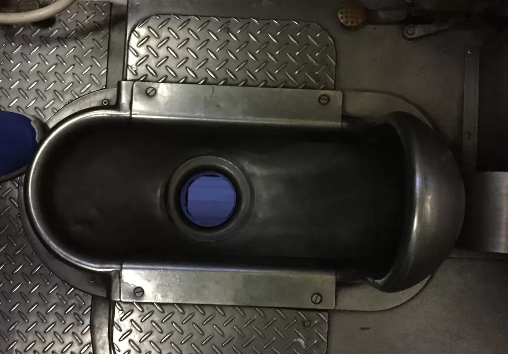 舊火車上厠所得小心，手機掉下去就「回不來了」！