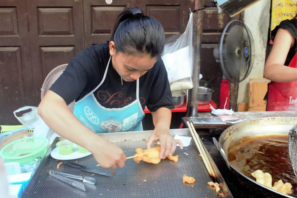 油炸後用竹籤插起來。