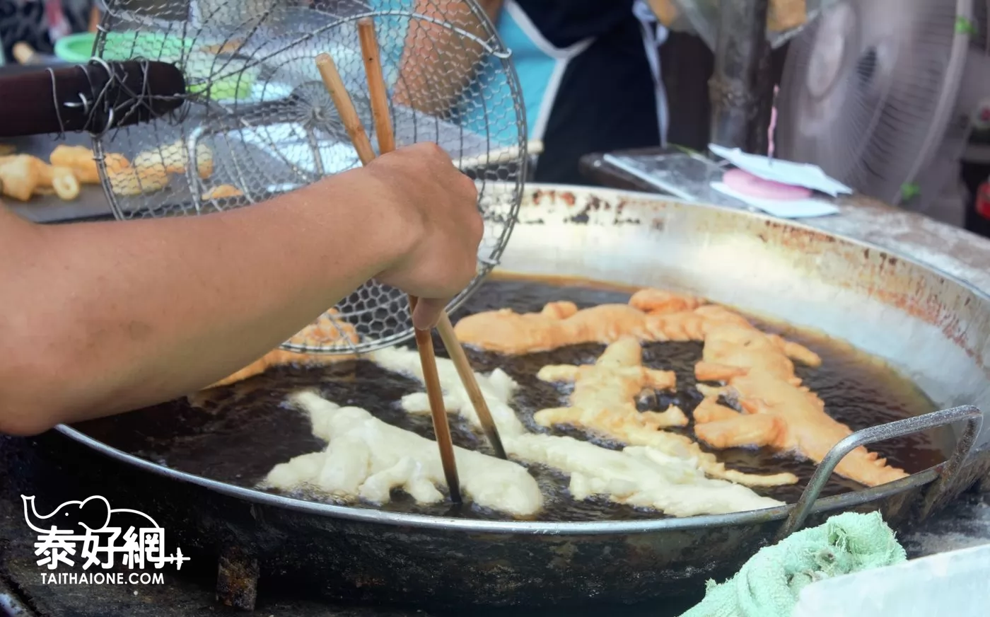 油炸時得不時「翻轉」。