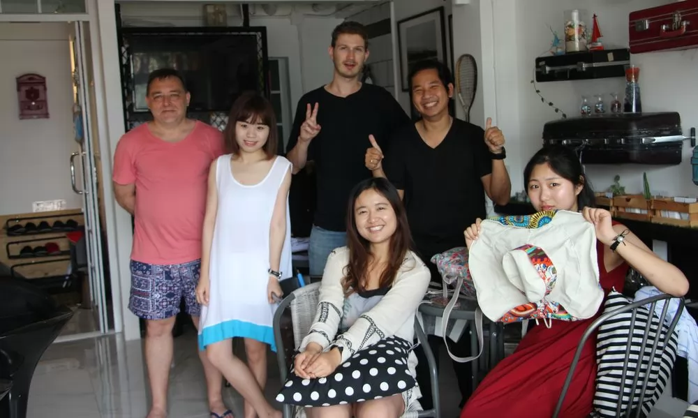 老闆Jetty（後右雙手比讚）樂於助人。