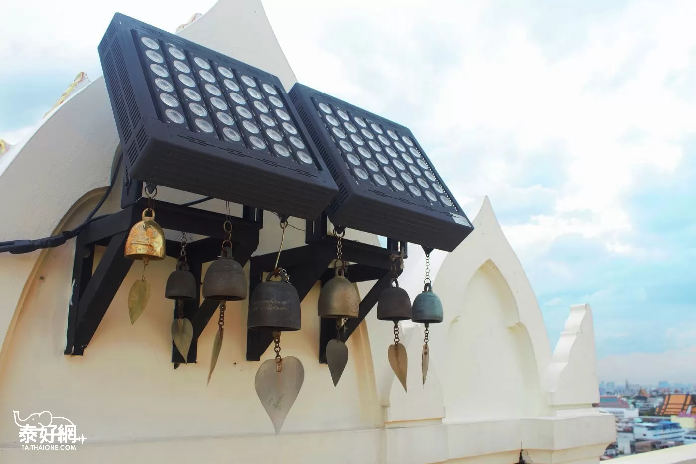 四角燈光下的風鈴,讓夜晚的金山寺響起自然弦律的風鈴聲。