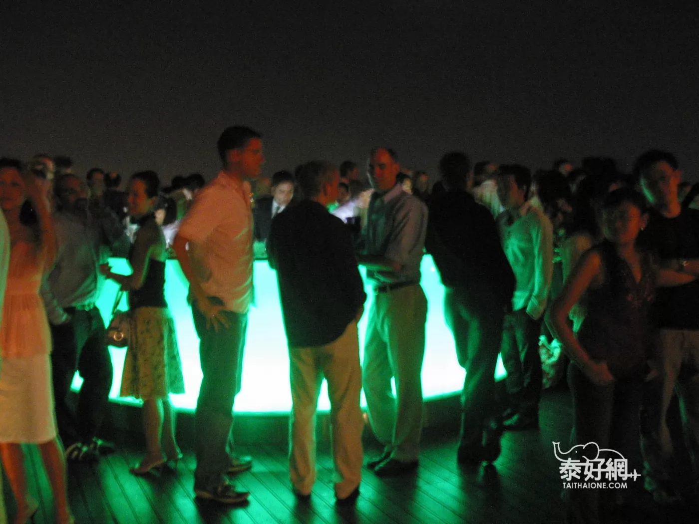 sirocco上sky bar的擁擠人群。