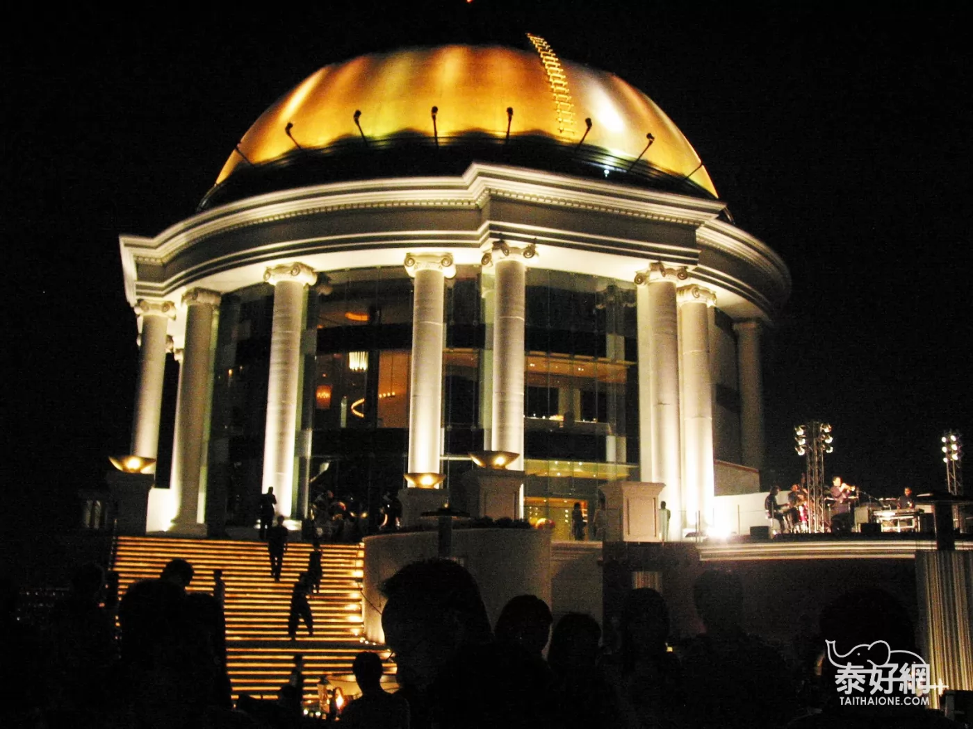 statetower 頂習金光閃閃的the dome餐廳。