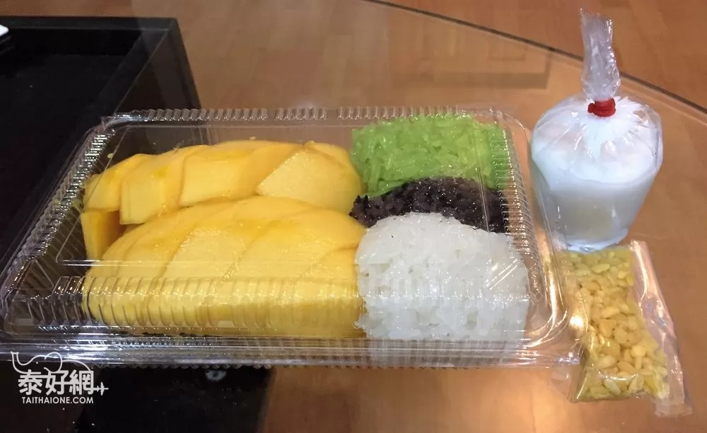 Mae Varee的全套芒果糯米飯。