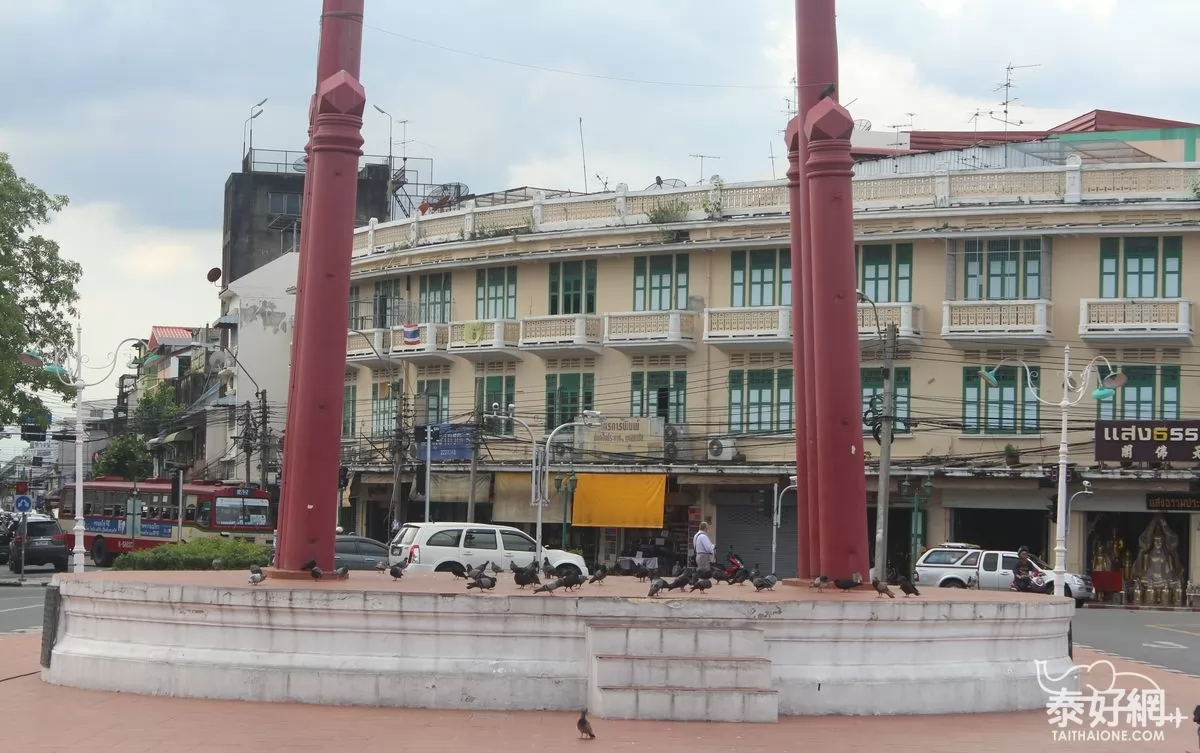 大鞦韆門的圓形底座。