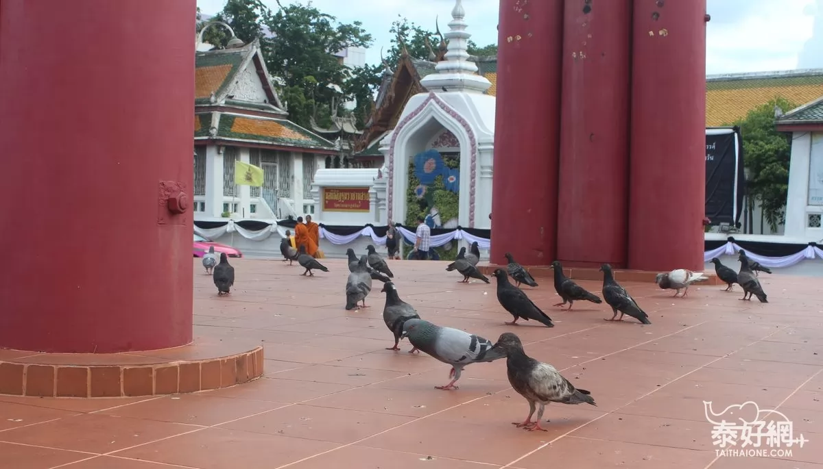 大鞦韆門有6根粗大柚木組合而成。