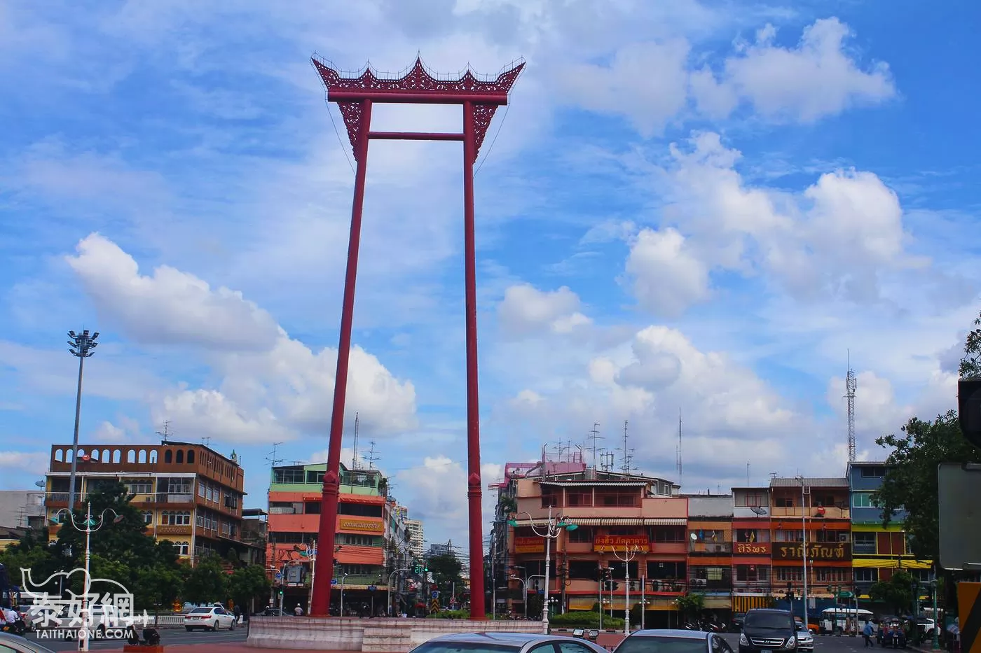 曼谷地標之一的大紅鞦韆門。