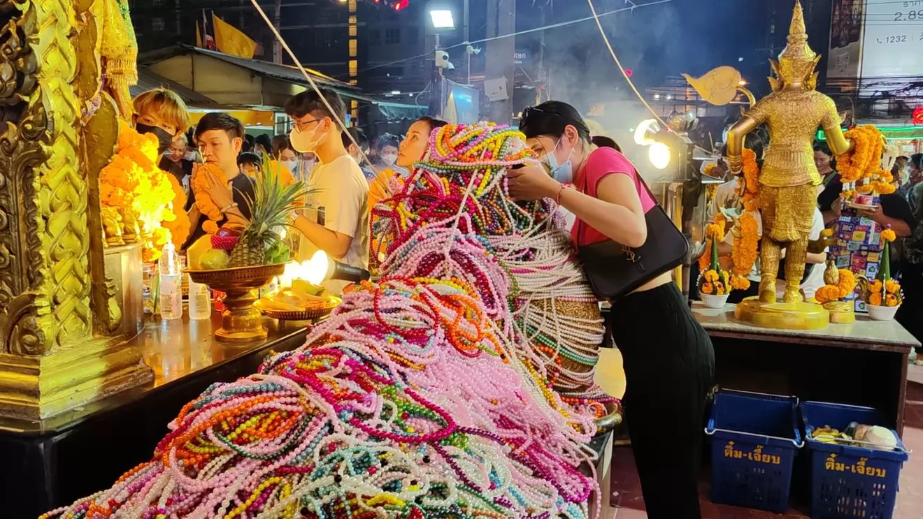 訴說願望時，要摀住老鼠的左耳，在右耳邊說。